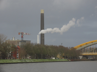 901357 Gezicht op de Eneco-centrale (Atoomweg 7-9) te Utrecht, met een rokende schoorsteen, vanaf de Johan ...
